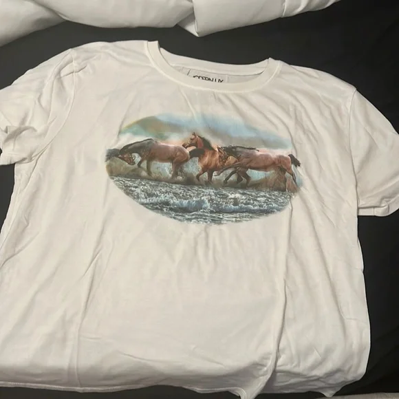 Modern lux white t shirt with horses in center. - Picture 1 of 4